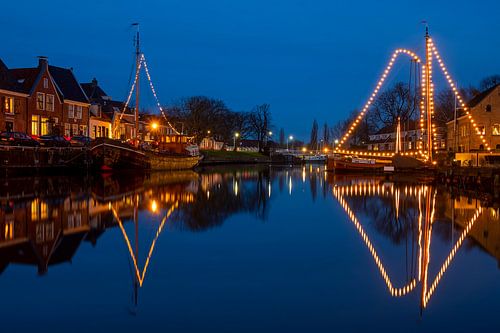 Versierde traditionele zeilboten in Dokkum Nederland in de kersttijd bij nacht