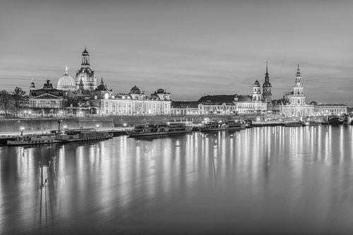 Die Skyline von Dresden in schwarz-weiß