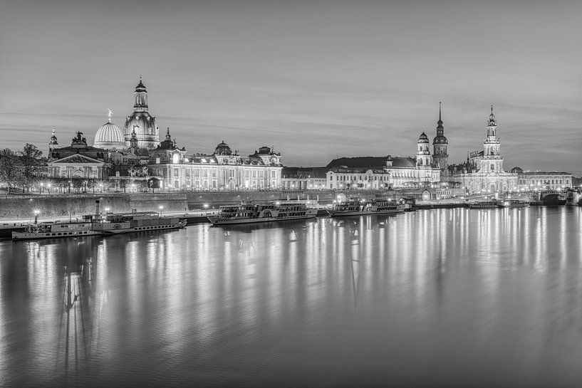 Die Skyline von Dresden in schwarz-weiß von Michael Valjak