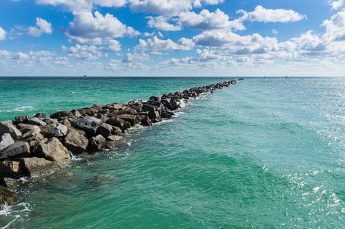 USA, Floride, Miami beach mole of rocks in the turquoise ocean