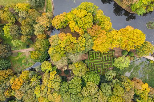 Een doolhof in een kasteeltuin in de herfst