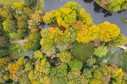 Een doolhof in een kasteeltuin in de herfst
