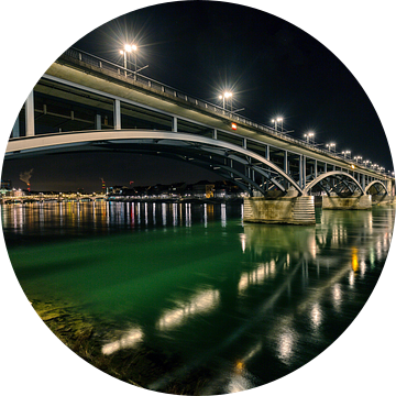 Rijn-rivier en wetstein-brug in Bazel Zwitserland van Konstantinos Lagos