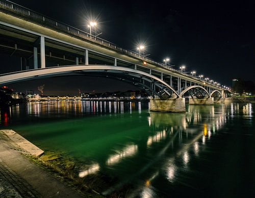Rijn-rivier en wetstein-brug in Bazel Zwitserland