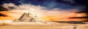 Die Pyramiden von Gizeh  vor einem surrealen Abendhimmel von Günter Albers