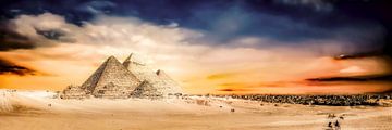 De piramides van Gizeh tegen een surrealistische avondhemel