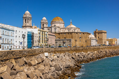 Goldene Kuppel der Kathedrale von Cádiz am Meer