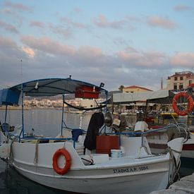 Boote im griechischen Hafen von Inge Schoonenberg