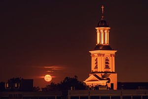 Mondaufgang mit Kirche im Vordergrund (Breda)