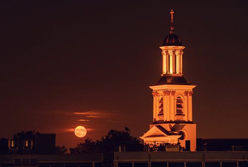Maanopkomst met kerkvoorgrond (Breda)