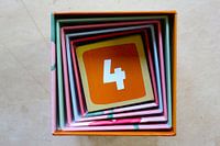 Vierkante spiraal met cijfer 4 (vier) kleurrijk