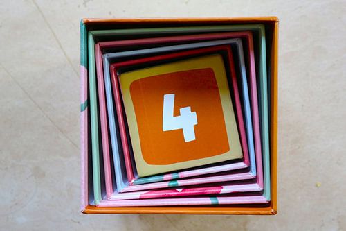 Vierkante spiraal met cijfer 4 (vier) kleurrijk