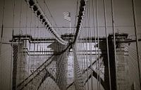 Die amerikanische Flagge weht auf der Brooklyn Bridge in New York