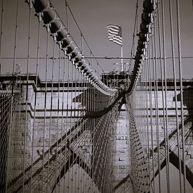 Amerikaanse vlag wappert op Brooklyn Bridge in New York van Bianca Fortuin