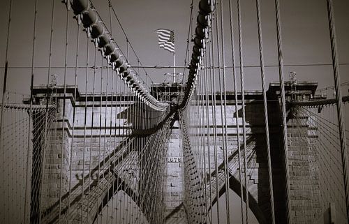 Le drapeau américain flotte sur le pont de Brooklyn à New York. sur Bianca Fortuin