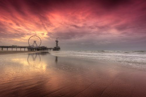 Stormy sunset at De Pier in Scheveningen