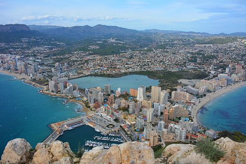 Zicht op Calpe vanaf Penyal d'ifac Costa Blanca Spanje