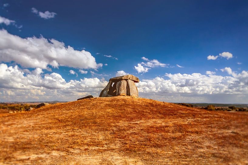 Prähistorische Dolmen unter einem strahlend blauen Himmel mit Wolken. Megalithisches Grabmal im Alentejo, Portugal. von SPJE ART