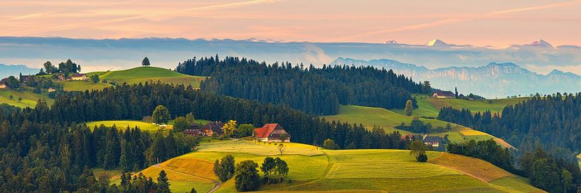 Panorama en zonsopkomst in Emmental, Zwitserland van Henk Meijer Photography