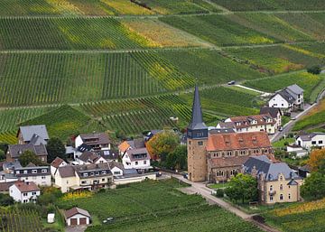 Parochiekerk van Sint Nicolaas en Sint Rochus  in Mayschoss in het Ahrdal van Aagje de Jong