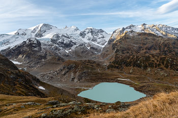 Schweizer Bergsee im Herbst