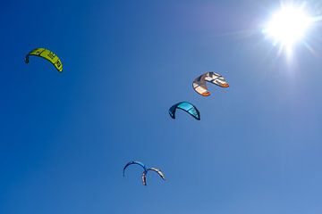 kites in de lucht van Peter Laarakker
