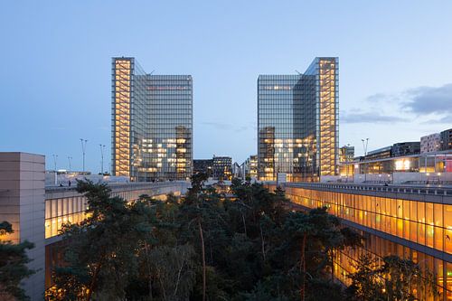 Geschäftszentrum mit Wolkenkratzern bei Nacht