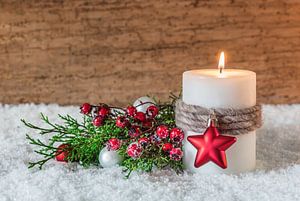 Décoration de bougies de Noël et de l'Avent sur la neige sur Alex Winter