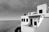 Wit huis aan zee , Spanje (zwart-wit) van Rob Blok thumbnail