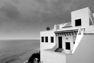 Maison blanche au bord de la mer, Espagne (noir et blanc)