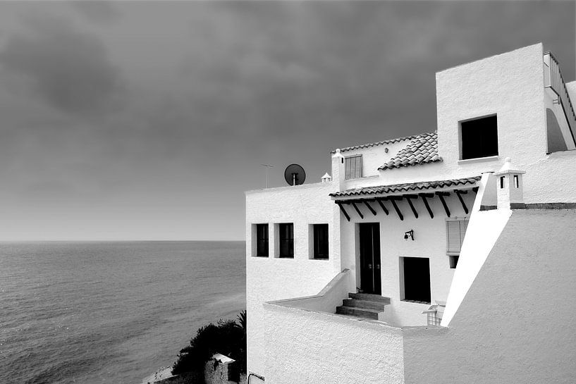 Weißes Haus am Meer, Spanien (Schwarz-Weiß) von Rob Blok