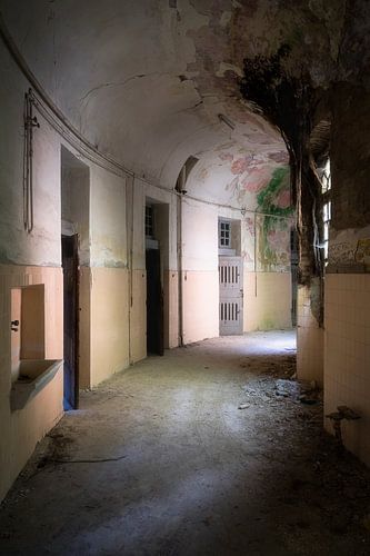 Couloir hospitalier abandonné.