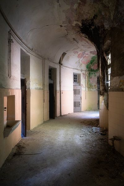 Verlassener Krankenhauskorridor. von Roman Robroek – Fotos verlassener Gebäude