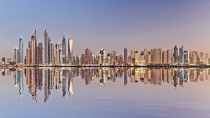 Dubai Skyline Reflectie, Dubai Marina van Dieter Meyrl