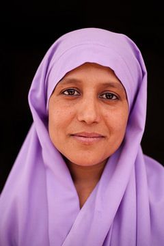 Portret van een Afghaanse vrouw van Reinier van Oorsouw