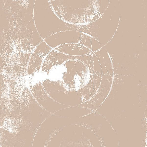 Moderne abstrakte Kunst. Geometrische Formen in Weiß auf warmem Beige von Dina Dankers