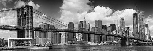 SKYLINE van MANHATTAN EN de BROOKLYN BRIDGE Panorama monochroom van Melanie Viola