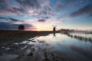 charming sunrise behind Dutch windmill sur Olha Rohulya