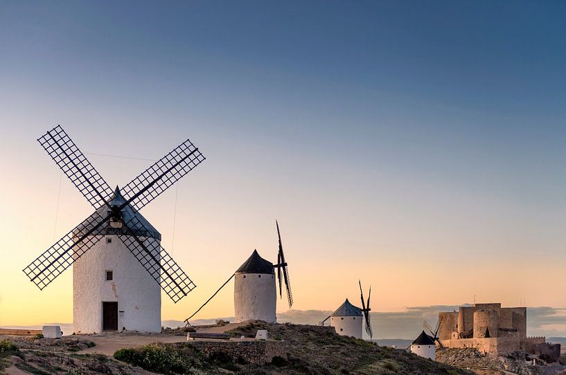 Historische windmolens van Don Quichot, in La Mancha (Spanje). van Carlos Charlez