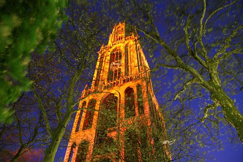 Utrecht avec la tour du Dom éclairée à l'orange