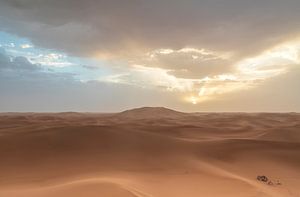 Zandduin Sahara woestijn (Erg Chegaga -Marokko) van Marcel Kerdijk