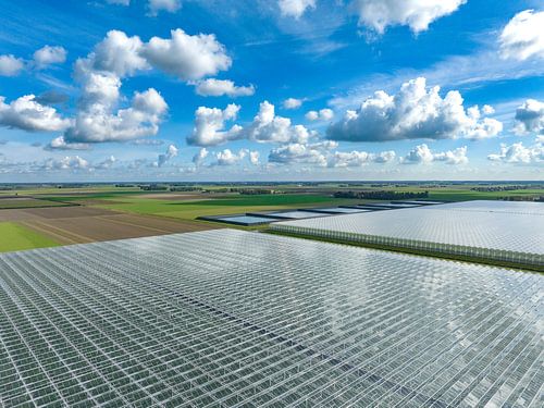 Kas voor groenteteelt bovenaanzicht met wolken er boven