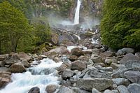 Wasserfall Urgewalt am Foroglio – Maggiatal in Bewegung