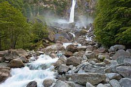 Waterval bij Foroglio in de Maggia-vallei