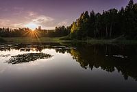 Sonnenuntergang über einem natürlichen See