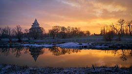 Alte Elbe in Magdeburg mit Jahrtausendturm im Elbauenpark von Heiko Kueverling