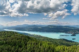 Uitzicht vanaf de Pyramidenkogel observatietoren op het Woerthersee meer