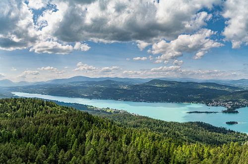 Uitzicht vanaf de Pyramidenkogel observatietoren op het Woerthersee meer