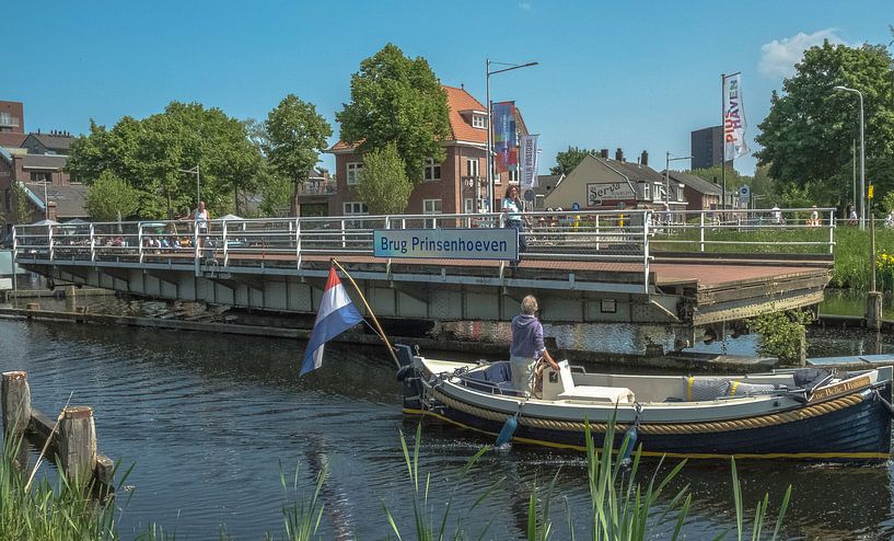 Bootje vaart de Piushaven in by Freddie de Roeck