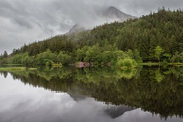 Un lac de montagne brumeux sur l'île de Skye en Écosse ! sur Peter Haastrecht, van